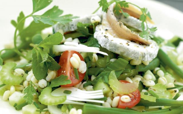 Salade met groene selder en geitenkaas