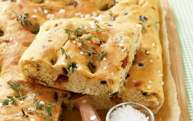 Focaccia met gedroogde tomaten en olijven