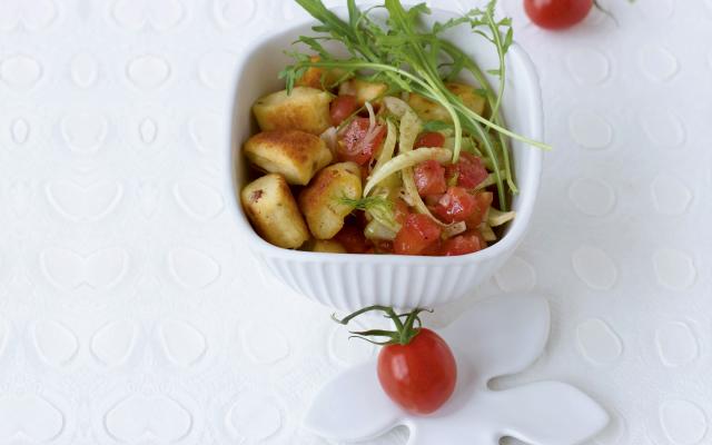 Ricotta-gnocchi met tomaten-venkelsalade en dragonvinaigrette