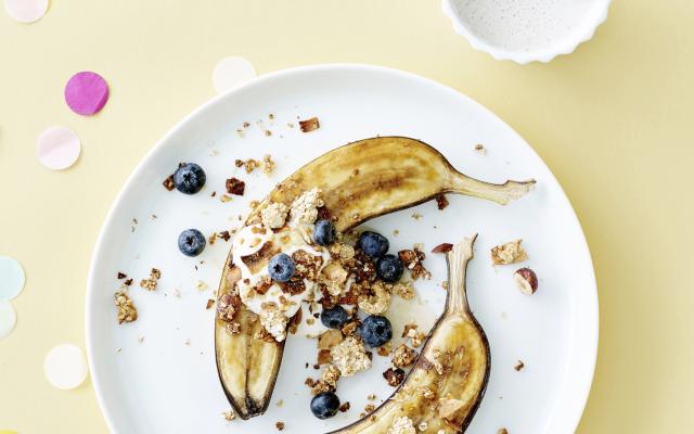 Gekaramelliseerde banaan met granola en blauwe bessen