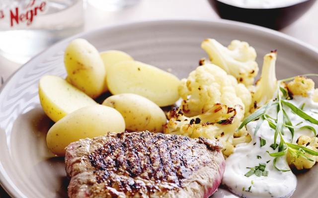 Steak met bloemkool, krieltjes en yoghurt-dragonsaus