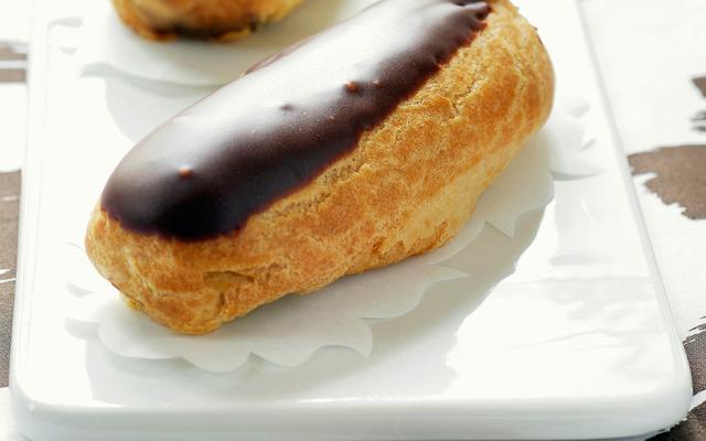 Soezen met chocolade-crème en chocoladeglazuur