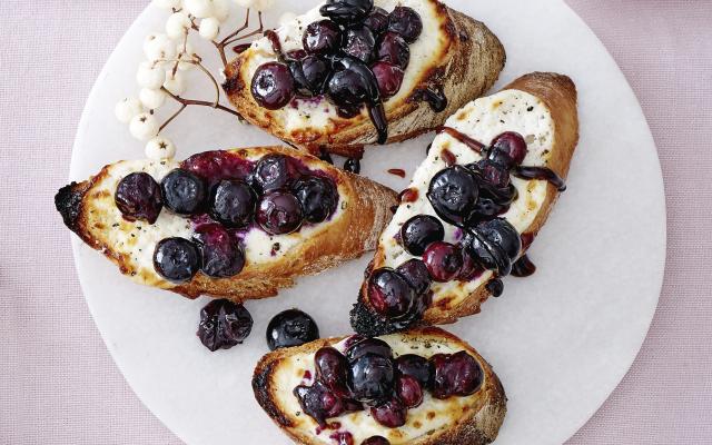 Crostini met geitenkaas en balsamicobessen