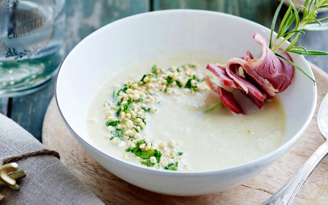 Bloemkoolvelouté met quinoa en gerookte eendenborst