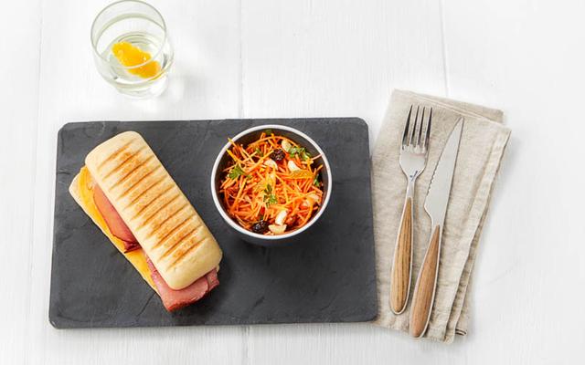 Panini met Gouda en Ardense ham, wortelsalade met gedroogd fruit