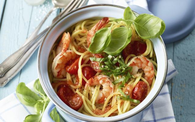 Spaghettis aux scampis, aux tomates et au vin blanc