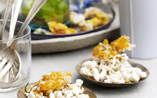 Spicy popcorn met tempura van eetbare bloemen
