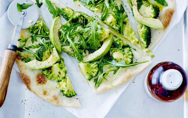 Pizza met rucola, broccoli en avocado