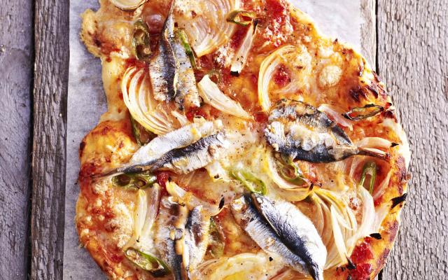 Pizza met sardines, ui en chili