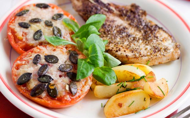 Geroosterde coeur de boeuf-tomaten met Provençaalse kotelet