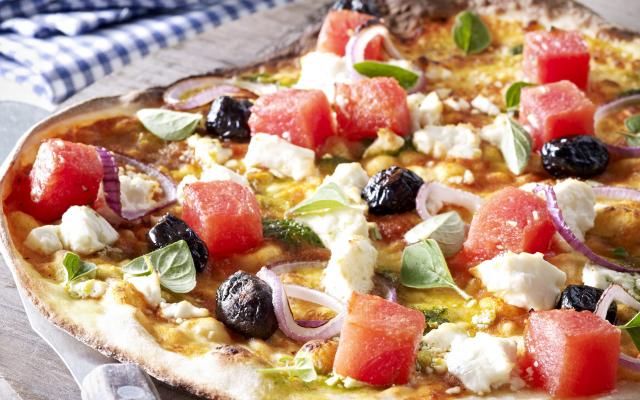 Patch elke keer Blozend Griekse pizza met watermeloen en feta - Libelle Lekker