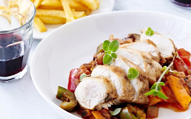 Kip met Provençaalse saus en frietjes