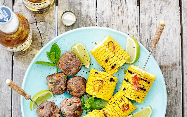 Gegrilde maïskolf met spicy balletjes
