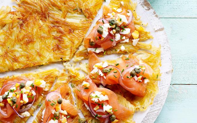Rösti met gerookte zalm en ei