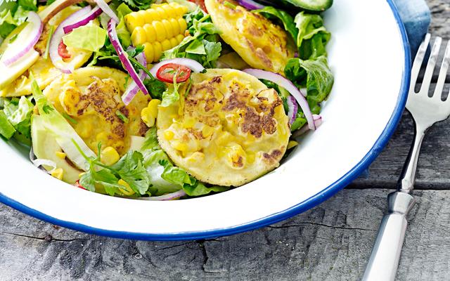 Salade met maïsblini's