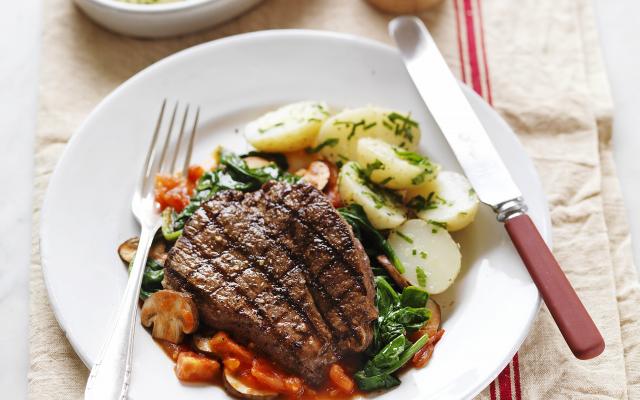 Gegrilde steak met gemengde groenten en kruidenaardappelen