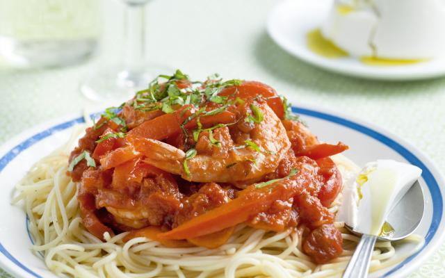Spaghetti met pikante tomatensaus en scampi’s