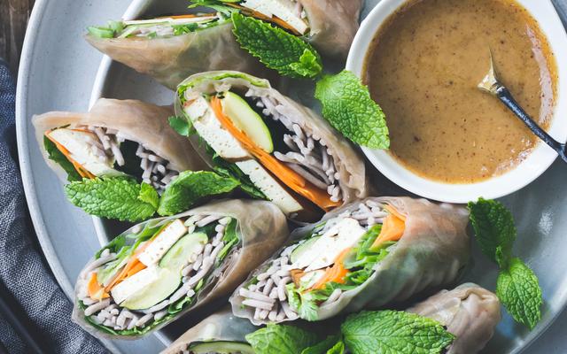 Zomerrolletjes met pittige mosterddip