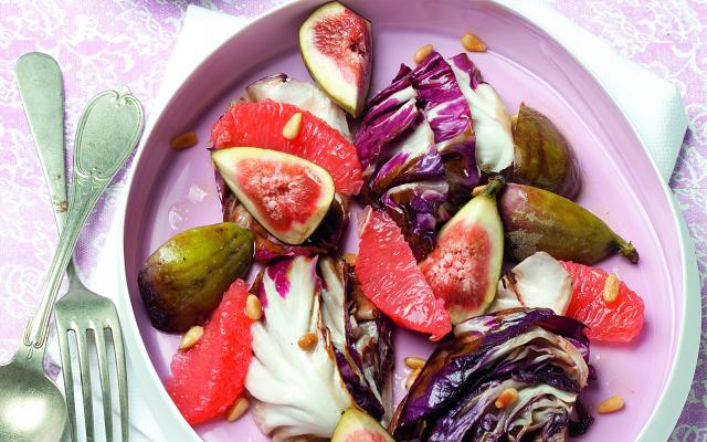 Salade van gegrilde radicchio met pompelmoes en verse vijgen