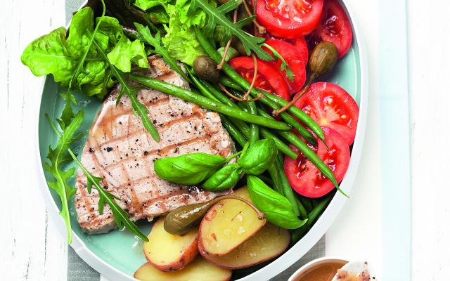 Gemengde salade met appelkappertjes en gegrilde tonijn