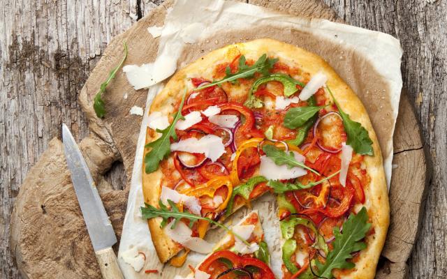 Snelle pizza met alle soorten paprika’s en pepers