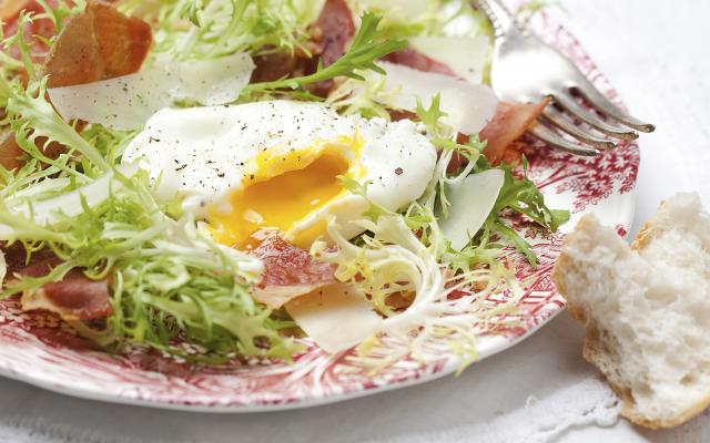 Salade met parmaham en gepocheerd ei