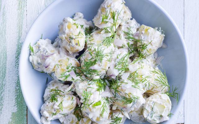 Salade de pommes de terre, sauce yaourt et aneth