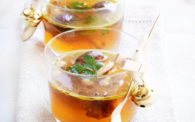 Consommé van bosduif met boschampignons