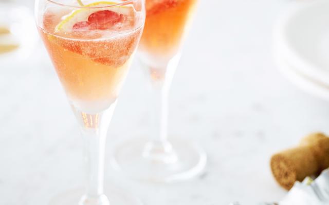 Champagnecocktail met campari en bloedsinaasappel