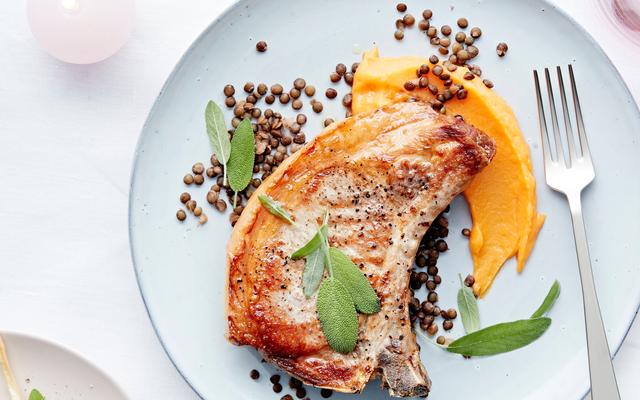 Varkens-côte à l ‘os met zoete-aardappelpuree, zwarte linzen en peterseliewortel