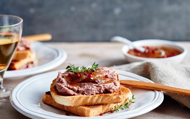 Hazenpaté met uienchutney op toast