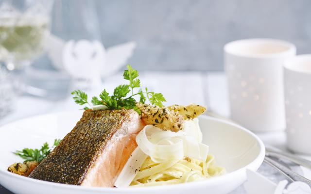 Krokante zalm met tagliatelle van schorseneren