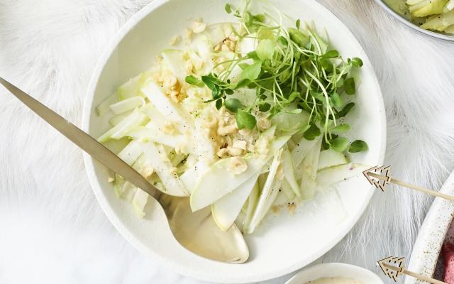 Salade van koolrabi, waterkers en hazelnoot