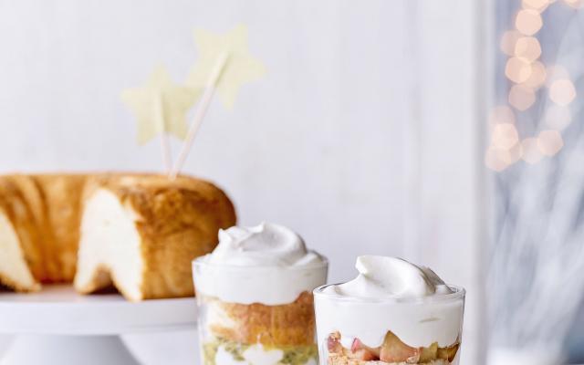 Trifle au yaourt, cake tout léger, fruit de la passion et pomme rôtie
