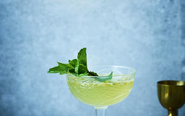 Cocktail met cava, passievrucht en munt