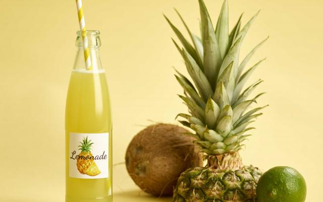 Homemade limonade met ananassap en kokos