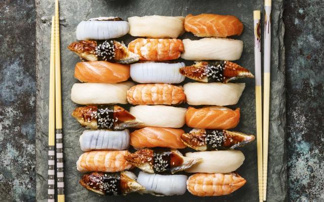 Nigiri sushis aux poissons et aux crevettes