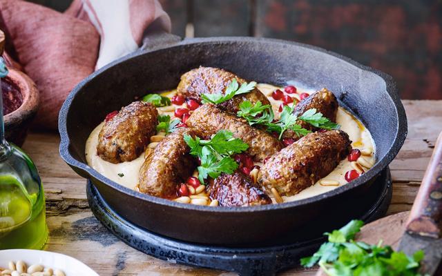 Köfte in romige tahinsaus met pijnboompitten,  granaatappel en bieslook