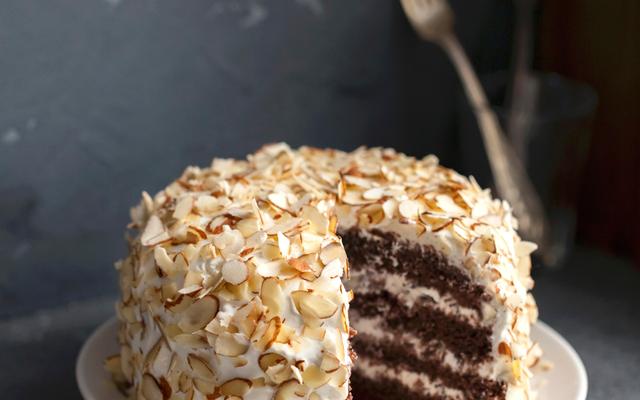 Stapeltaart met botercrème en amandelen