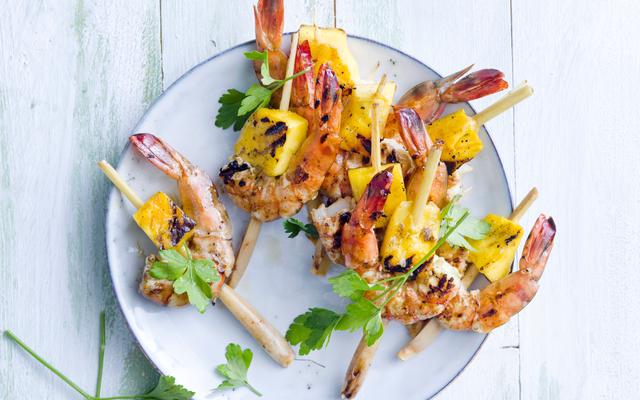 Saté van scampi's en mango op citroengras