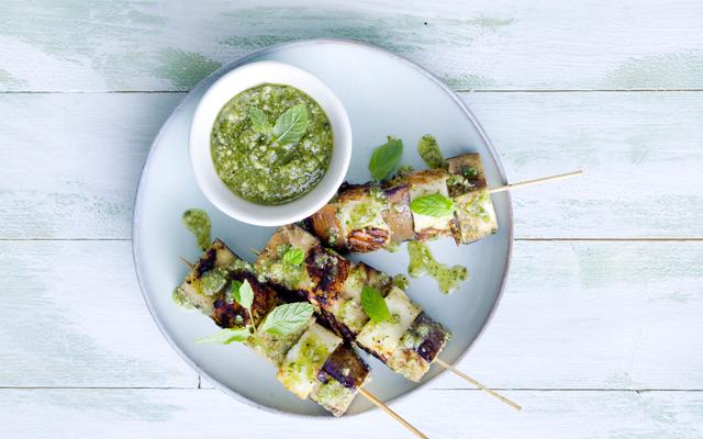 Saté van halloumi en aubergine in muntpesto