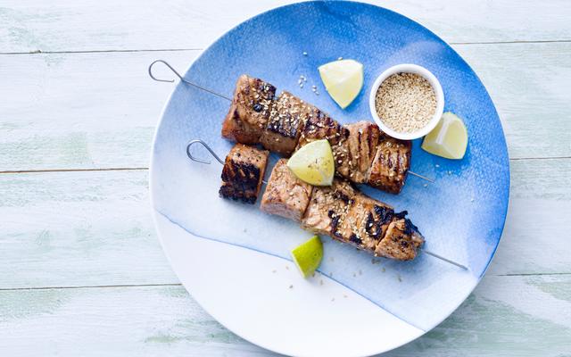 Saté van zalm in gember, honing en sesammarinade