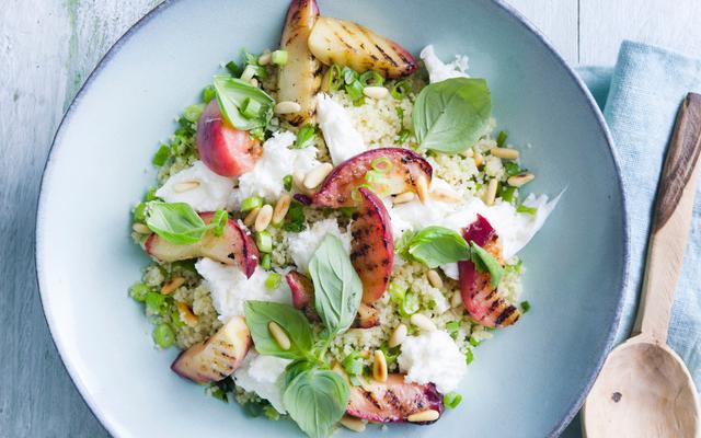 Taboulé met gegrilde nectarines en mozzarella