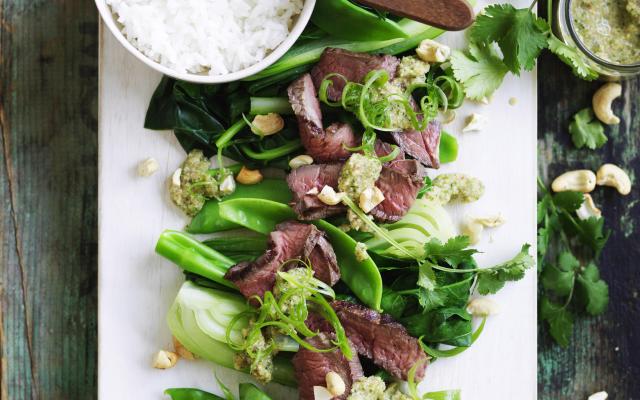 Salade verte, riz et fines tranches de bœuf
