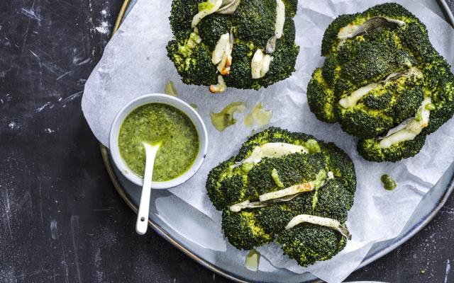 Broccoli-hasselback met rucolapesto, halloumi en salie