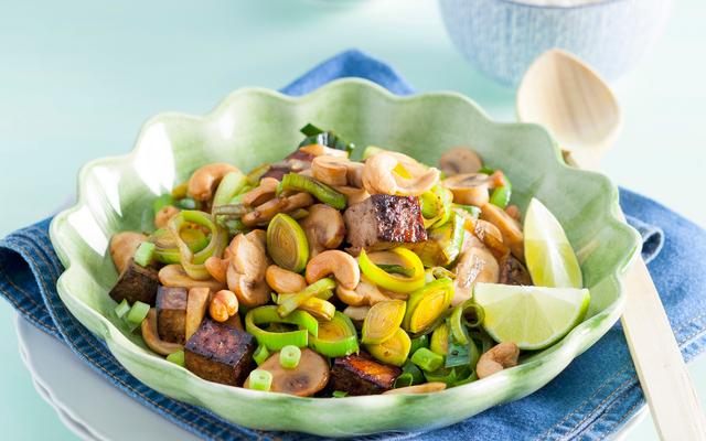 Prei met cashewnoten en tofu uit de wok 
