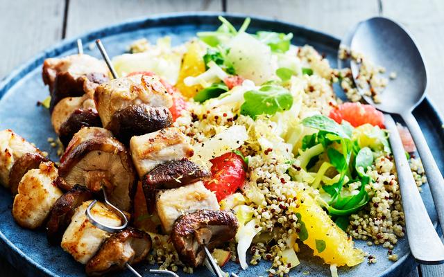 Saté van konijn met een citrussalade en yuzudressing