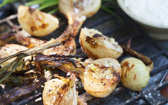 Gegrilde ui met komijn en kaascrème