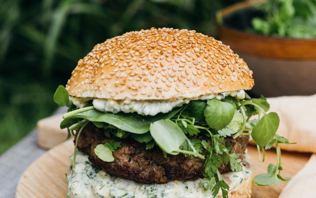 Smashburger met frisse salade tartaarsaus - Libelle Lekker