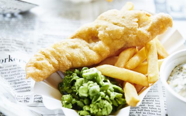Fish and chips met erwten en tartaarsaus.